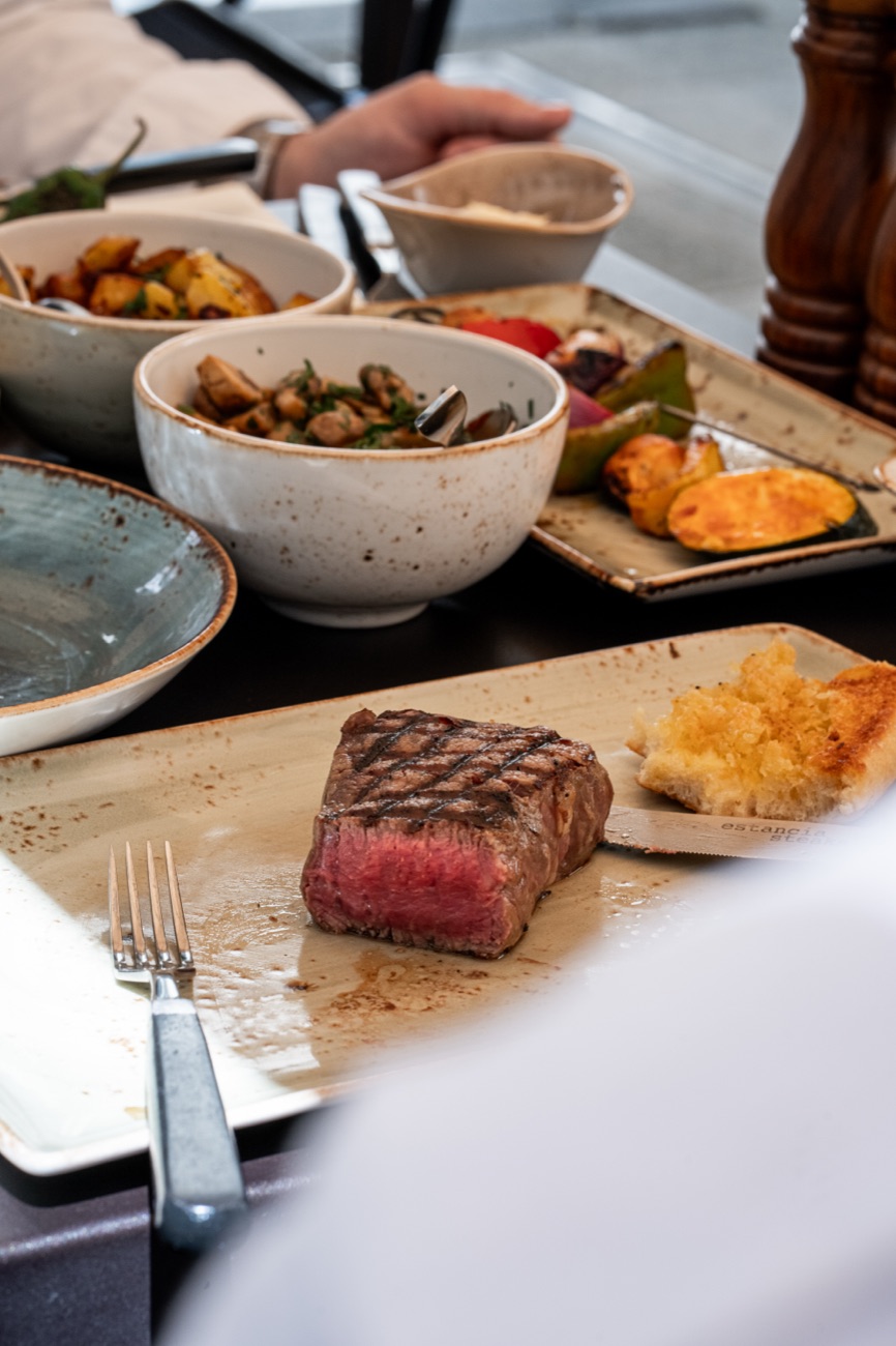 Auf den Punkt gegrilltes Steak mit Beilagen