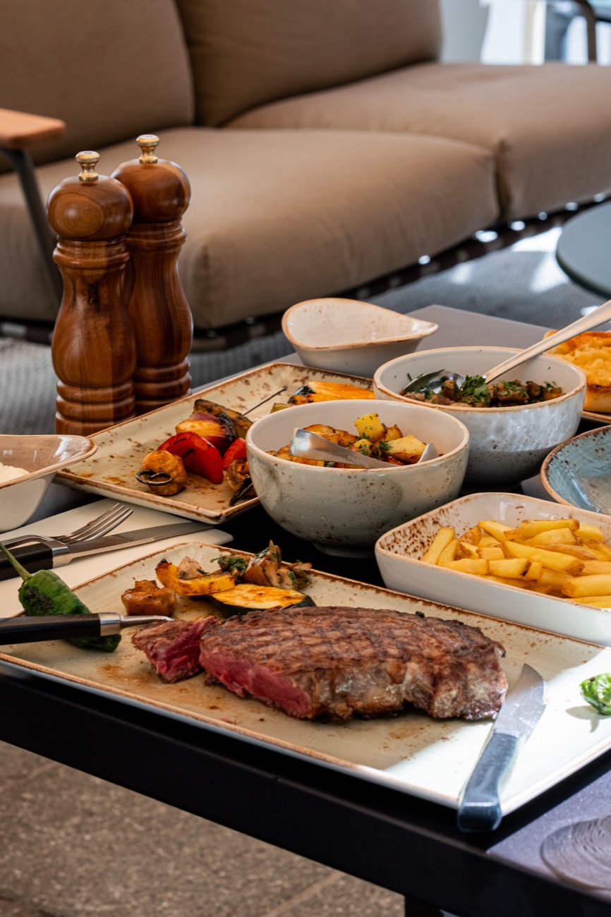 Angerichteter Steakteller mit Beilagen