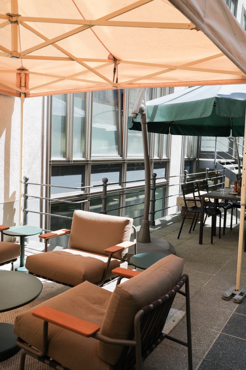 Loungebereich auf der Terrasse im Innenhof