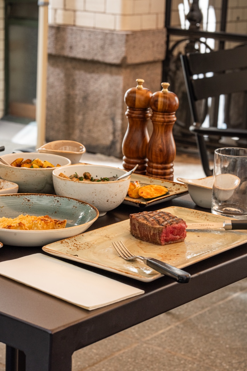 Gedeckter Tisch mit Steak und Beilagen